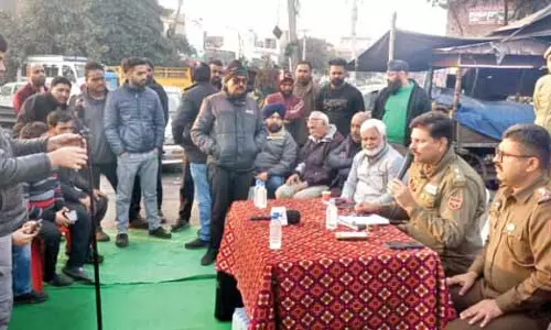 SP South ने नरवाल में ट्रांसपोर्टरों से बातचीत की SP South ने नरवाल में ट्रांसपोर्टरों से बातचीत की