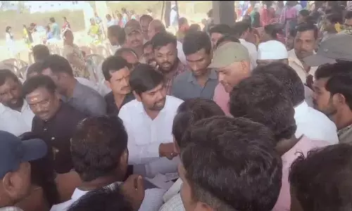 भूमिहीन लोगों और महिलाओं ने मंत्री Vivek के खिलाफ प्रदर्शन किया भूमिहीन लोगों और महिलाओं ने मंत्री Vivek के खिलाफ प्रदर्शन किया