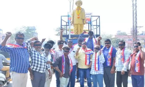 आरक्षण में कटौती को लेकर मिर्यालगुडा में BC JAC का विरोध प्रदर्शन आरक्षण में कटौती को लेकर मिर्यालगुडा में BC JAC का विरोध प्रदर्शन