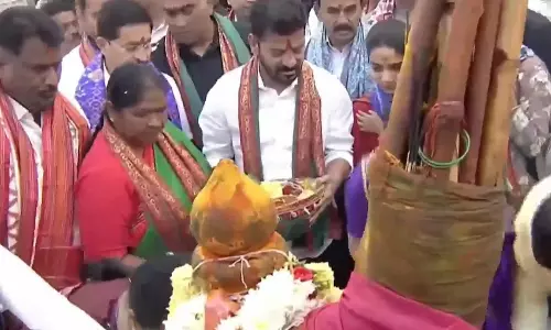 CM रेवंत रेड्डी ने स्तंभ का उद्घाटन किया और मेदाराम मंदिर में पूजा-अर्चना की CM रेवंत रेड्डी ने स्तंभ का उद्घाटन किया और मेदाराम मंदिर में पूजा-अर्चना की
