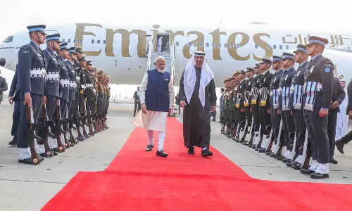 UAE के राष्ट्रपति भारत पहुंचे, एयरपोर्ट पर PM नरेंद्र मोदी ने किया स्वागत UAE के राष्ट्रपति भारत पहुंचे, एयरपोर्ट पर PM नरेंद्र मोदी ने किया स्वागत