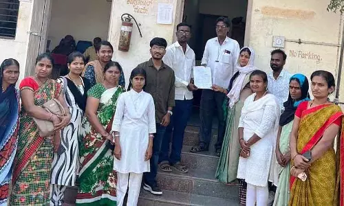 Karnataka : पर्याप्त बस सुविधाओं की मांग को लेकर विरोध प्रदर्शन Karnataka : पर्याप्त बस सुविधाओं की मांग को लेकर विरोध प्रदर्शन