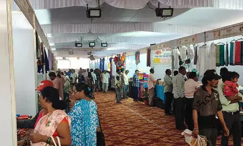 Vijayapura खादी महोत्सव ने लोगों का ध्यान खींचा: लोगों ने दौरा किया Vijayapura खादी महोत्सव ने लोगों का ध्यान खींचा: लोगों ने दौरा किया