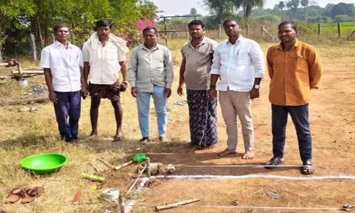 Sarpanch चिंताकुंतला मनोज ने रावुलापल्ली गांव में नर्सरी के काम का उद्घाटन किया Sarpanch चिंताकुंतला मनोज ने रावुलापल्ली गांव में नर्सरी के काम का उद्घाटन किया