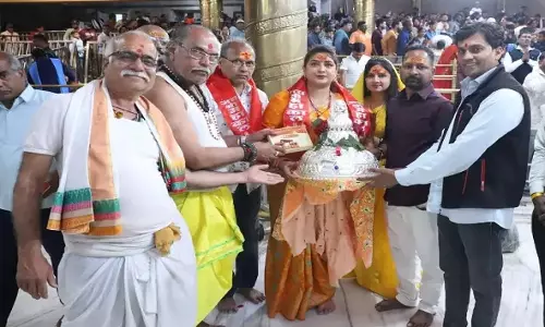 Ujjain: भक्त ने चढ़ाया चांदी का भारी मुकुट, बाबा महाकाल मंदिर में गूंजे जयकारे Ujjain: भक्त ने चढ़ाया चांदी का भारी मुकुट, बाबा महाकाल मंदिर में गूंजे जयकारे
