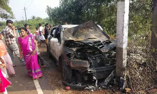 Short circuit : चिंगारी से कार में आग लग गई Short circuit : चिंगारी से कार में आग लग गई
