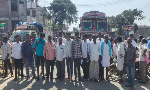 नलगोंडा जिले में Urea के लिए किसानों का विरोध प्रदर्शन नलगोंडा जिले में Urea के लिए किसानों का विरोध प्रदर्शन
