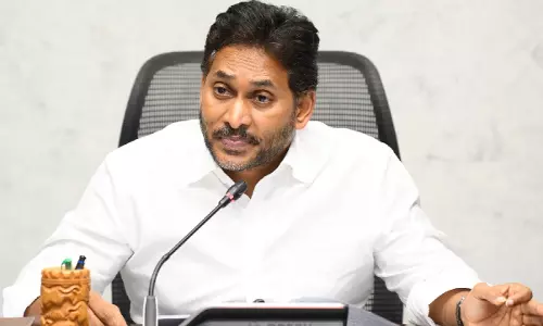 YSRCP नेताओं ने कार्यकर्ता हत्या पर DGP कार्यालय पर विरोध किया YSRCP नेताओं ने कार्यकर्ता हत्या पर DGP कार्यालय पर विरोध किया