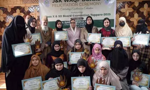 Dr. Andrabi ने वक्फ स्कूलों के बोर्ड एग्जाम के टॉपर्स को सम्मानित किया