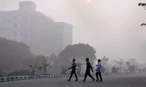 कलकत्ता HC ने कोलकाता में बढ़ते प्रदूषण पर खुद ही संज्ञान लिया कलकत्ता HC ने कोलकाता में बढ़ते प्रदूषण पर खुद ही संज्ञान लिया