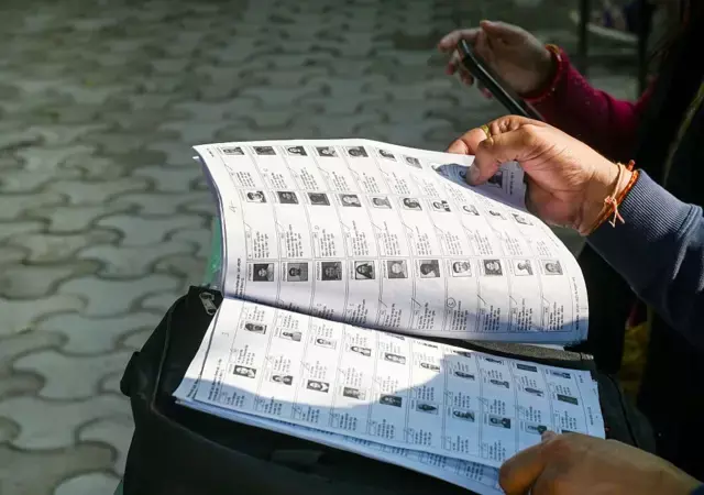Bareilly: वोटर लिस्ट में भारी त्रुटियां, मतदाता परेशान Bareilly: वोटर लिस्ट में भारी त्रुटियां, मतदाता परेशान