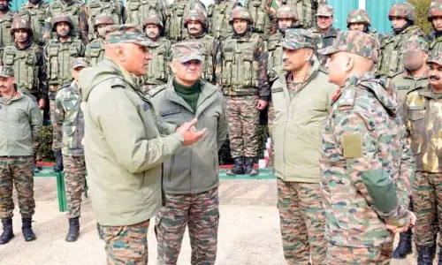 लेफ्टिनेंट जनरल Prateek Sharma ने कश्मीर में सुरक्षा तैयारियों की समीक्षा की