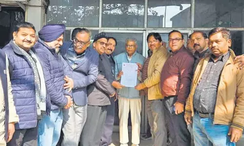 Bareilly: सर्वे के नाम पर व्यापारियों की जेब ढीली Bareilly: सर्वे के नाम पर व्यापारियों की जेब ढीली