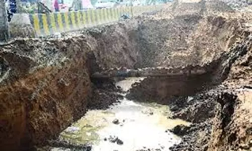 Bareilly: खुदाई में टूटी पाइपलाइन, कीचड़ से सड़क जाम Bareilly: खुदाई में टूटी पाइपलाइन, कीचड़ से सड़क जाम