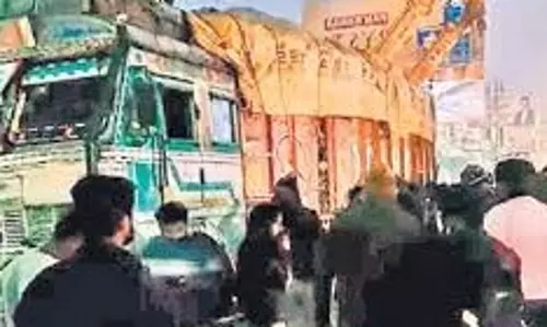 Bareilly: खाल के ट्रक पर गोरक्षकों की कार्रवाई Bareilly: खाल के ट्रक पर गोरक्षकों की कार्रवाई