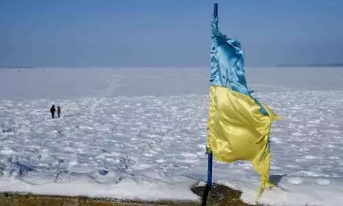 अंधेरे और कड़ाके की ठंड को चुनौती: Kyiv में रूसी हमलों के बीच स्ट्रीट पार्टी अंधेरे और कड़ाके की ठंड को चुनौती: Kyiv में रूसी हमलों के बीच स्ट्रीट पार्टी