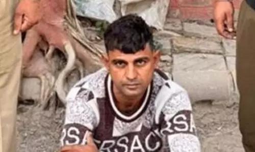 Gurgaon: टैक्सी ड्राइवर ने शुरू किया फर्जी ‘पुलिसिया’ खेल Gurgaon: टैक्सी ड्राइवर ने शुरू किया फर्जी ‘पुलिसिया’ खेल