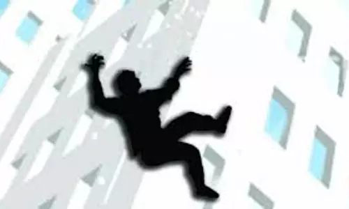 Gurgaon: मोबाइल पार्ट कंपनी में कर्मचारी दूसरी मंजिल से कूदा Gurgaon: मोबाइल पार्ट कंपनी में कर्मचारी दूसरी मंजिल से कूदा