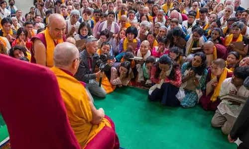 Dharamshala: दलाई लामा ने तिब्बती छात्रों से कहा, विज्ञान को करुणा के साथ मिलाएं