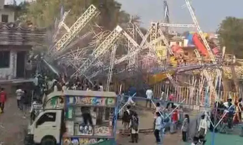 MP: झाबुआ मेले में जायंट स्विंग गिरा, तीन स्कूली छात्राएं घायल
