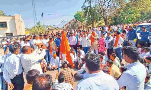 Bhandara शिव मंदिर में मूर्ति अपवित्र करने पर गांववालों ने पुलिस स्टेशन पर धावा बोला Bhandara शिव मंदिर में मूर्ति अपवित्र करने पर गांववालों ने पुलिस स्टेशन पर धावा बोला