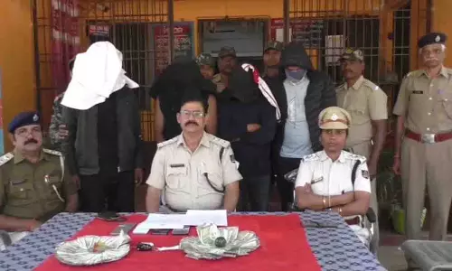 Odisha पुलिस ने बड़ी गांजा तस्करी का किया पर्दाफाश, 4 गिरफ्तार Odisha पुलिस ने बड़ी गांजा तस्करी का किया पर्दाफाश, 4 गिरफ्तार