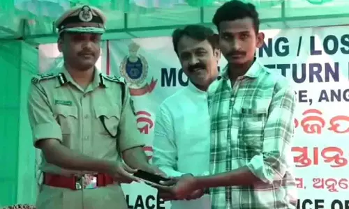 Angul: चोरी और खोए 230 मोबाइल फोन पुलिस ने किया जब्त Angul: चोरी और खोए 230 मोबाइल फोन पुलिस ने किया जब्त