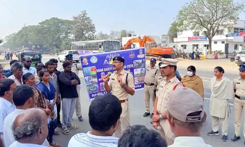 खम्मम ग्रामीण ACP तिरुपति रेड्डी ने सड़क सुरक्षा जिम्मेदारी की वकालत की खम्मम ग्रामीण ACP तिरुपति रेड्डी ने सड़क सुरक्षा जिम्मेदारी की वकालत की