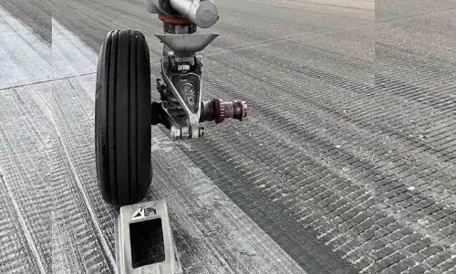 Orlando Airport पर टायर फटने के बाद यूनाइटेड एयरलाइंस का विमान बड़ी दुर्घटना से बच गया Orlando Airport पर टायर फटने के बाद यूनाइटेड एयरलाइंस का विमान बड़ी दुर्घटना से बच गया