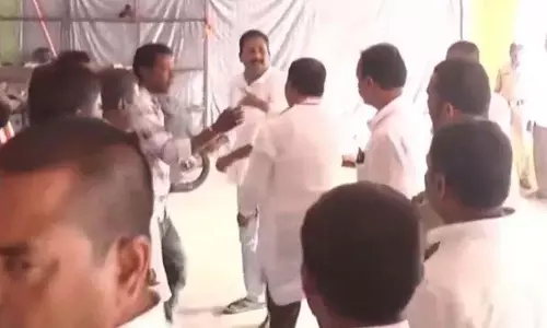 Congress नेताओं में झड़प, दो मंत्रियों को सदन से निकाला गया Congress नेताओं में झड़प, दो मंत्रियों को सदन से निकाला गया