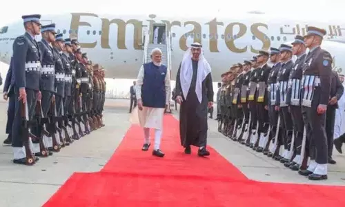 UAE के प्रेसिडेंट अल नाहयान दिल्ली पहुंचे, तनाव के बीच PM मोदी ने किया स्वागत UAE के प्रेसिडेंट अल नाहयान दिल्ली पहुंचे, तनाव के बीच PM मोदी ने किया स्वागत