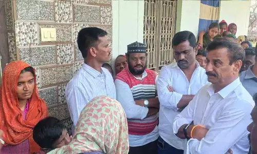 Dubbaka के विधायक कोट्टा प्रभाकर रेड्डी ने बीआरएस कार्यकर्ता मोहम्मद गौस के परिवार से मुलाकात की Dubbaka के विधायक कोट्टा प्रभाकर रेड्डी ने बीआरएस कार्यकर्ता मोहम्मद गौस के परिवार से मुलाकात की