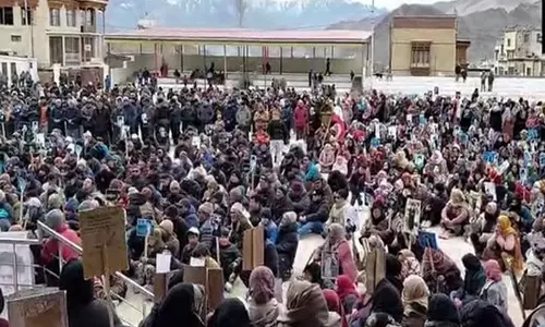 Leh में इरान समर्थन प्रदर्शन, US कार्रवाई के खिलाफ विरोध Leh में इरान समर्थन प्रदर्शन, US कार्रवाई के खिलाफ विरोध