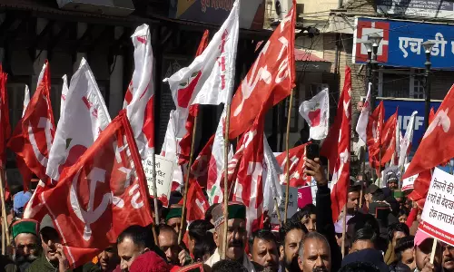 प्रदेश के किसानों ने सचिवालय का घेराव किया, सर्वोच्च न्यायालय की भूमि नीति को लागू करने की मांग की प्रदेश के किसानों ने सचिवालय का घेराव किया, सर्वोच्च न्यायालय की भूमि नीति को लागू करने की मांग की