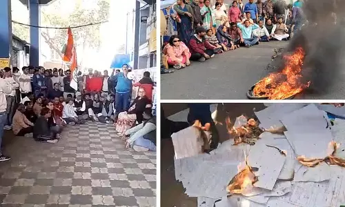 तृणमूल ने भाजपा के Form-7 जमा करने का विरोध किया, जिलों में नाकाबंदी की तृणमूल ने भाजपा के Form-7 जमा करने का विरोध किया, जिलों में नाकाबंदी की