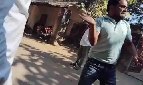 Odisha में पंचायत भवन विवाद को लेकर बीडीओ पर हमला Odisha में पंचायत भवन विवाद को लेकर बीडीओ पर हमला