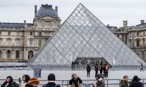 Louvre Museum चोरी का फुटेज वायरल: सरेआम गहने ले उड़े चोर, देखते रह गए स्टाफ मेंबर्स