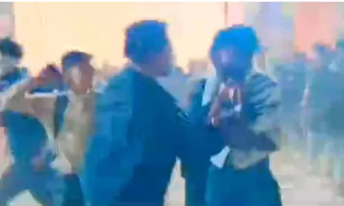 बेलतरा महोत्सव में नाच को लेकर दो गुटों के बीच जमकर मारपीट, देखें VIDEO... बेलतरा महोत्सव में नाच को लेकर दो गुटों के बीच जमकर मारपीट, देखें VIDEO...