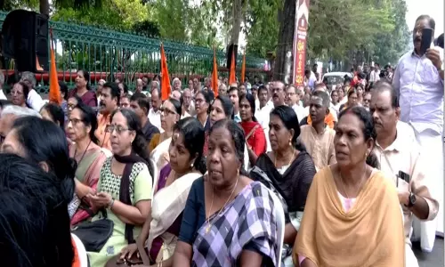 सबरीमाला सोना चोरी की CBI जांच की मांग को लेकर सबरीमाला कर्म समिति ने केरल सचिवालय पर विरोध प्रदर्शन किया सबरीमाला सोना चोरी की CBI जांच की मांग को लेकर सबरीमाला कर्म समिति ने केरल सचिवालय पर विरोध प्रदर्शन किया