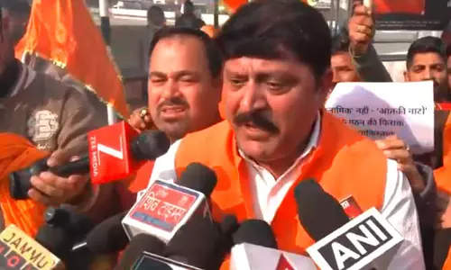 बांग्लादेश में हिंदू हत्याओं के खिलाफ शिव सेना UBT का जम्मू में धरना