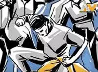 बाप-बेटे ने दलित युवक के साथ अपमानजनक हरकत की, बर्बरता का वीडियो वायरल बाप-बेटे ने दलित युवक के साथ अपमानजनक हरकत की, बर्बरता का वीडियो वायरल