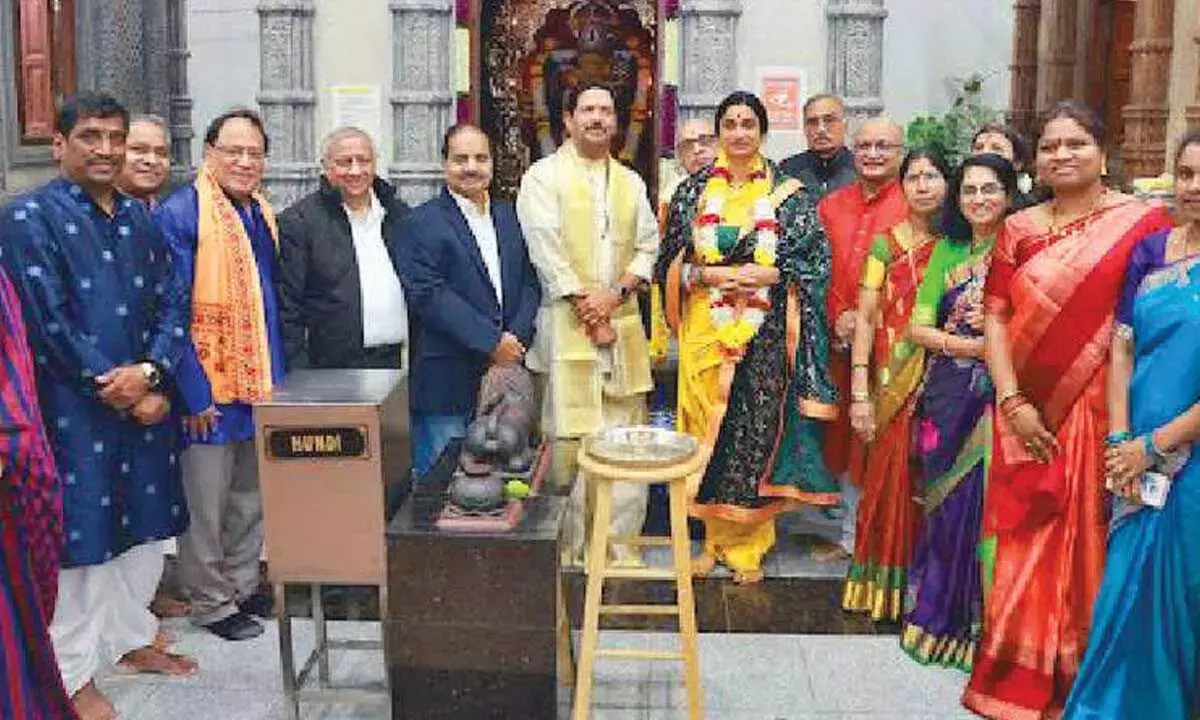 Telangana: न्यू जर्सी में सनातन धर्म का जश्न मनाते हुए नारी शक्ति मीट का आयोजन Telangana: न्यू जर्सी में सनातन धर्म का जश्न मनाते हुए नारी शक्ति मीट का आयोजन