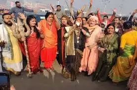 Prayagraj: मौनी अमावस्या पर किन्नर अखाड़े ने संगम में लगाई पावन डुबकी Prayagraj: मौनी अमावस्या पर किन्नर अखाड़े ने संगम में लगाई पावन डुबकी