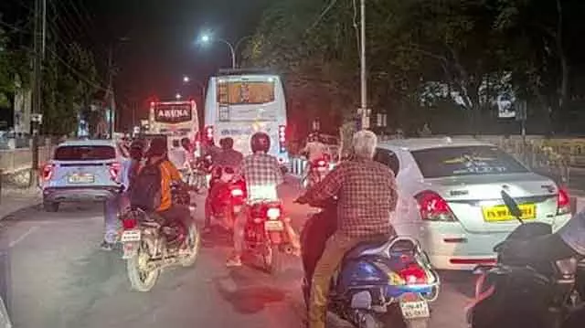 Chennai लौट रहे लोग - सड़कों पर भारी ट्रैफिक जाम Chennai लौट रहे लोग - सड़कों पर भारी ट्रैफिक जाम
