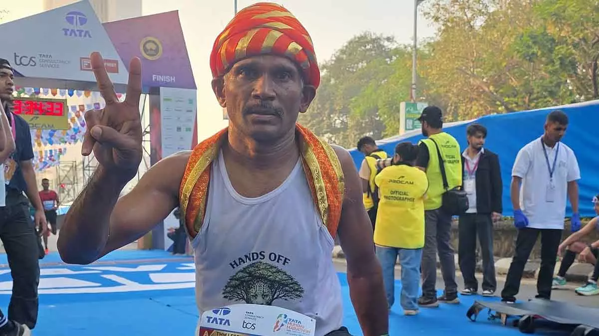 Tata Mumbai Marathon 2026: अनुभवी शिवानंद शेट्टी ने जीरे टोपी में 42km की दौड़ पूरी की Tata Mumbai Marathon 2026: अनुभवी शिवानंद शेट्टी ने जीरे टोपी में 42km की दौड़ पूरी की