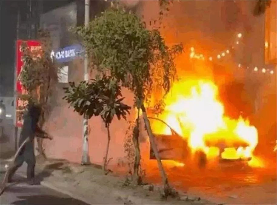 Punjab: आग का गोला बनी BMW कार, युवक-युवती ने कूदकर बचाई जान Punjab: आग का गोला बनी BMW कार, युवक-युवती ने कूदकर बचाई जान