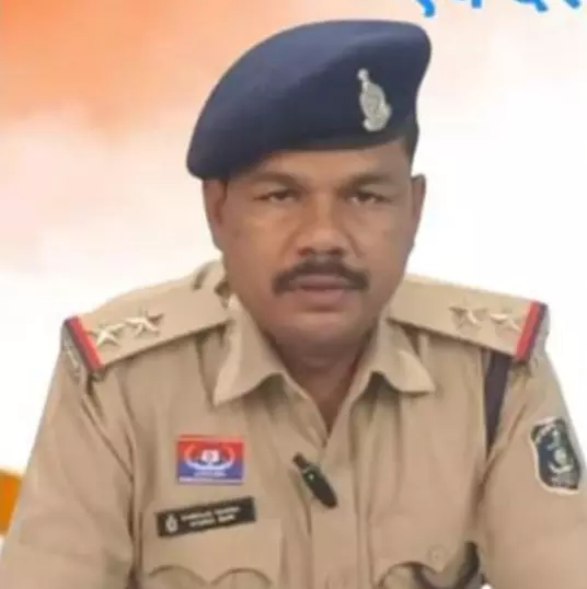 थाना प्रभारी को कुत्तों ने दौड़ाया, बचने के दौरान ट्रक की जद में आने से मौत थाना प्रभारी को कुत्तों ने दौड़ाया, बचने के दौरान ट्रक की जद में आने से मौत
