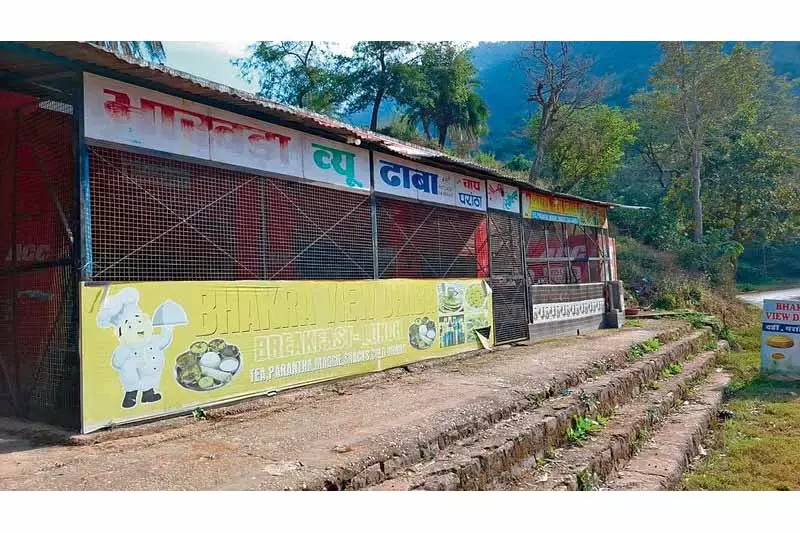 Bhakra के गांवों को जोड़ने वाली सड़क अगस्त 25 से भूस्खलन के कारण कटी हुई, स्थानीय लोग नाराज हैं Bhakra के गांवों को जोड़ने वाली सड़क अगस्त 25 से भूस्खलन के कारण कटी हुई, स्थानीय लोग नाराज हैं