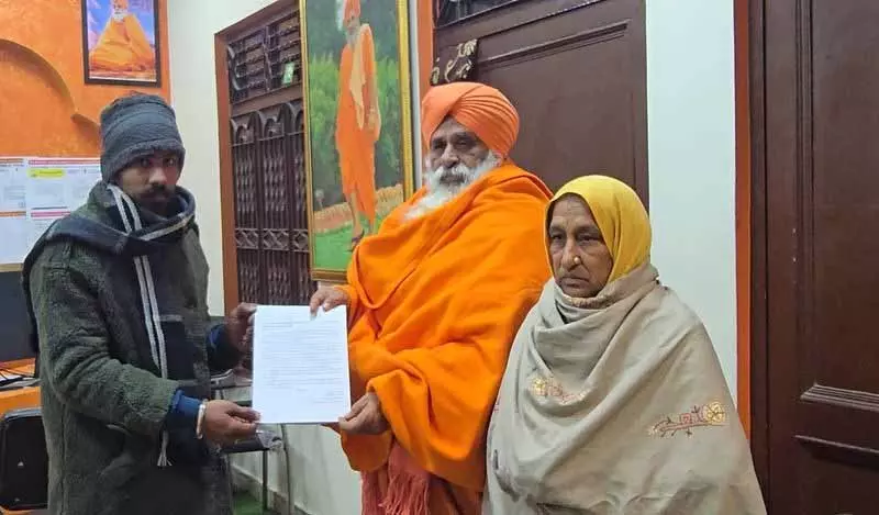 Oman में फंसी मां बेटे की आखिरी विदाई और पत्नी पति के अंतिम संस्कार में शामिल नहीं हो पाई Oman में फंसी मां बेटे की आखिरी विदाई और पत्नी पति के अंतिम संस्कार में शामिल नहीं हो पाई