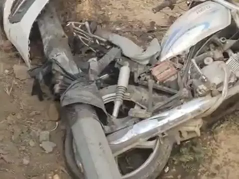 नेशनल हाईवे-9 पर कार ने बाइक में मारी टक्कर, किशोर की मौत, एक घायल नेशनल हाईवे-9 पर कार ने बाइक में मारी टक्कर, किशोर की मौत, एक घायल